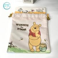 ราคา กระเป๋าหูรูด ถุงผ้าหูรูดลายน่ารัก กระเป๋าหูรูดอเนกประสงค์ กระเป๋าลายการ์ตูน ลายลิขสิทธิ์แท้ 100 ขนาด 18 5 ซม 21 5 ซม (10119215141)