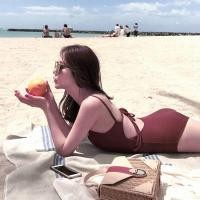 ราคา โปร M L XL ชุดว่ายน้ำ บิกินี Bikini วันพีช สายไขว้สีแดงไวน์ บริการเก็บเงินปลายทาง (15023823923)