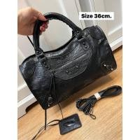 ราคา ส่งฟรี กระเป๋าถือ สะพายข้าง บาลอง BL PU Premium Leather 20 24 28 36 CM 8 9 11 14 หนังพรีเมียม ประดับหมุดสีดำ สไตล์แบรนด์เนม เข้ากับทุกการแต่งกาย (20547452562)