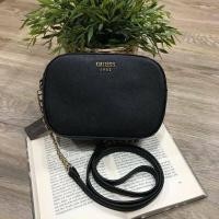 ราคา กระเป๋าถือหรือสะพาย GUESS SAFFIANO SLING BAG แบรนด์แท้ หนัง Saffiano สวยอยู่ทรงขนาดมินิกำลังน่ารัก (1408198129)