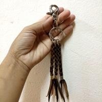 ราคา Yok thip สายหนังวัว ถัก ห้อย คล้องกระเป๋าสตางค์ พวงกุญแจ สายหนัง หนัง สายหนังวัว สายหนังวัวถัก สายคล้องกระเป๋าหนัง สายห้อยพวงกุญแจ สายหนังพวงกุญแจ สายหนังวินเทจ (20458754706)