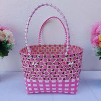 ราคา กระเป๋าสะพายทรงสี่เหลี่ยม ตระกร้าสาน สานเส้นพลาสติก กระเป๋าถือ โทนชมพู กว้าง18ยาว25สูง20 CM ไม่รวมสายวัดจากขอบปากตะกร้า (20632743844)