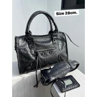 ราคา ส่งฟรี กระเป๋าถือ สะพายข้าง บาลอง BL PU Premium Leather 20 24 28 36 CM 8 9 11 14 หนังพรีเมียม ประดับหมุดสีดำ สไตล์แบรนด์เนม เข้ากับทุกการแต่งกาย (20547452563)