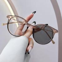 ราคา แว่นตาปรับแสง ออโต้ สายตาปกติ ทรงหยดน้ำมาใหม่เป็นที่นิยมมาก ทรงสวยสุดๆ รุ่น 3063 Photochromic blue filter เลนส์เปลี่ยนสีได้เมื่อออกแดด กรอบพลาสติก มีให้เลือก5สี ไม่รวมอุปกรณ์ (20431649573)