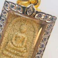 ราคา ใหม่ ดีที่สุด ตลับ เนื้อเงิน92 99 ใส่พระสมเด็จ แกะลาย ยกซุ้ม ด้วยมือ ประดับเพชรCZ เกรด AAAA CSK jewelry handmade 全新 最好 92 99 纯银表壳 套上崇迪 雕刻图案 手工凸起拱形 饰有 AAAA 级 CZ 钻石 CSK 手工珠宝 (4705420567)