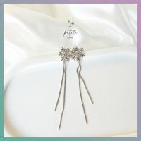 ราคา petite by PRAKYRE Tassel Snowflake Long Earrings ต่างหูระย้ารูปหิมะ สวยเก๋อลังการ (21008496219)