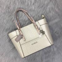 ราคา กระเป๋าสะพายข้างเกรส Guess ทรงช้อปปิ้ง งานแท้ Outlet อุปกรณ์ ป้ายแบรนด์ ถุงผ้า ขนาด ฐาน 9 นิ้ว ปาก 11 นิ้ว ไซส์กลาง มี 4 สี ดำ ทอง ชมพู ขาว (21298434463)
