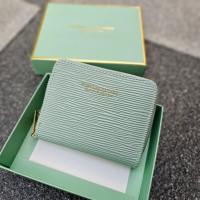 ราคา กระเป๋าสตางค์ใบสั้น ซิปรอบ ขนาดเล็กกะทัดรัด ด้านในสีแดง พร้อมกล่อง (21323149768)
