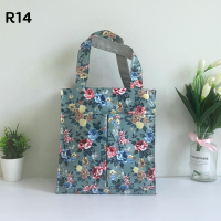 ราคา กระเป๋าผ้าเคลือบกันน้ำ กระเป๋าเคลือบพลาสติก รุ่น R ใส่กล่องข้าว หรือของใช้ส่วนตัวหิ้วไปนอกบ้านได้ (19041545366)