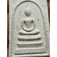 ราคา พระสมเด็จที่ระลึกฝังลูกนิมิต วัดศรีสุดาราม จังหวัดฉะเชิงเทรา ปี 2517 สภาพผิวหิ้งเดิมๆ มีบิ่นมุมด้านบน (12968692246)