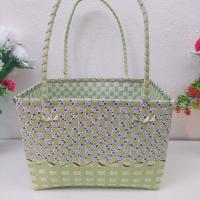 ราคา ตระกร้าสาน เส้นพลาสติกสาน ตะกร้าสานพลาสติก ตระกร้าจ่ายตลาด ตะกร้าใส่ผ้า ตระกร้าใส่ของ ตระกร้า ตะกร้าสาน ช้อกโกแลตโล ขนาด กว้าง 24 ยาว (16034926348)