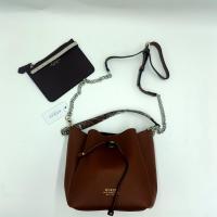 ราคา กระเป๋าสะพาย Guess ทรงขนมจีบ แบรนด์แท้ OUTLET ด้านหน้าปั๊มโลโก้แบรนด์ เปิดปิดด้วยการดึงเชือกรูดกระเป๋า (1378366875)