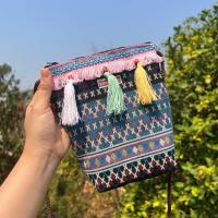ราคา กระเป๋าสะพายข้าง พื้นเมือง งานผ้าทอ ลายอัพเดต กระเป๋าผ้าทอ กระเป๋าผ้า โบฮีเมี่ยน แต่งพู่ กระเป๋าสะพาย ขายส่ง (13258736517)