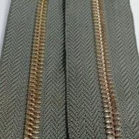 ราคา ปลีก ส่ง 1หลา เส้นซิปเบอร์5 วันเวย์ฟันทอง 1หลา รูดลื่น ไม่ขึ้นสนิม เฉพาะเส้นซิปไม่มีหัวซิปให้นะคะ (10745246847)