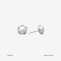 ราคา ต่างหูไข่มุกแท้ ไข่มุก ต่างหู ผู้หญิง แฟชั่น ต่างหูเงินแท้ MOIRAE Blooming Pearl ตัวเรือนทำด้วย 925 Silver ตุ้มหูเงินแท้ ต่างหูแฟชั่น จิวเวอรี่ ต่างหูแป้น ประดับมุกน้ำจืด ไข่มุกแท้สีขาว (21255841441)