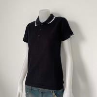 ราคา เสื้อเชิ้ตสีดำ ปกขลิบขาว ผลิตจากเนื้อผ้าจูติ นุ่ม สวมใส่สบาย ซึ่งมีทั้งแบบเสื้อโปโลชาย มีกระเป๋าที่หน้าอก แบบเสื้อโปโลหญิง จะเป็นทรงเข้ารูป และแบบเสื้อโปโลเด็ก (659444007)