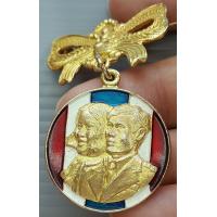 ราคา เหรียญประชาปิติ เจ้าฟ้าชาย พระองค์เจ้าโสมสวลี พร้อมตุ้งติ้งเข็มกลัด เนื้อกะไหล่ทองลงยาลายธงชาติไทย (18190764370)