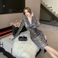 ราคา เดรสมิดิเอวสูงชุดแนบเนื้อแขนยาวคอวีผ้ากำมะหยี่พิมพ์ลายเสือดาวเกาหลีหรูหราแฟชั่นการแสดงผล (20807971619)