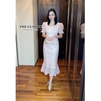 ราคา M XL The classic เดรสคอแต่งมุก แขนตุ๊กตา ใช้ผ้าลูกไม้งานปักอย่างดี ปักแน่นลายชัดสวย เกสรปักด้วยไหมดิ้นทองทุกดอก (17730586178)