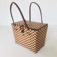 ราคา ตระกร้าสานเส้นพลาสติก ตะกร้าสี่เหลี่ยม อเนกประสงค์มีฝาปิด ตะกร้าใส่ผ้า OTOP ขนาด กว้าง21ยาว29สูง25 CM วัดจากขอบปากตระกร้า sizeM (17439680569)