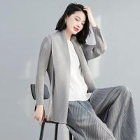 ราคา Issey Miyake 2023 เสื้อเบลเซอร์จีบแบบมิยาเกะสำหรับผู้หญิงเสื้อคาร์ดิแกนคอผ้าพันคอทรงหลวมแฟชั่นสไตล์ตะวันตกใส่แล้วดูผอมฤดูใบไม้ผลิเสื้อผู้หญิงไซส์เดียว (19703060616)