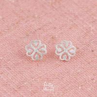 ราคา Pretty Moment ต่างหูเงินแท้ หัวใจสี่ดวงประกาย ประกบลายดอกไม้ แบบด้าน (16437839373)