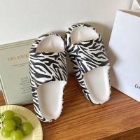 ราคา รองเท้าแตะแบบสวม พิมลายขาวดำ ลวดลายน่ารักๆ พื้นนิ่มสวมใส่สบาย ใส่ได้ทุกโอกาส ลายสลับสี ขาวกับดำ (17229016155)