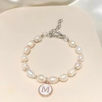 ราคา สร้อยข้อมือไข่มุกน้ำจืดสลับลูกปัดสีทอง จี้ตัวอักษร (19851292512)