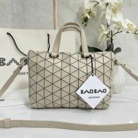 ราคา กระเป๋าสะพายข้างและกระเป๋าถือ Ba o B ao Issey Miyake รุ่น TON NEAU ทอนโนะ กระเป๋าทรง Boston Bag (18391989107)