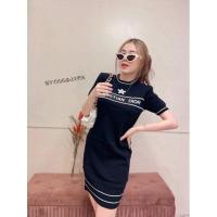 ราคา SpinnyHouse เดรสไหม แขนสั้นทอลาย CRISTIAN DIOR ตรงกลางหน้าอกสวยสุดชิค ผ้านุ่ม ไม่หนาไม่บาง กระธง บริการเก็บเงินปลายทาง สำหรับคุณ (16218546123)