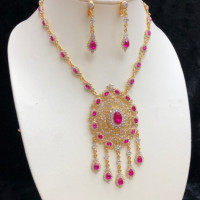 ราคา สร้อยคอและต่างหูแบบไทยสไตล์พระราชทานลงตอยชนิดใหญ่และตกแต่งด้วยอัญมณีสีสวยงามเหมาะสำหรับงานเลี้ยงเทศกาล (21295940727)