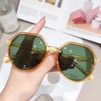 ราคา SUNYMALL ป้องกันรังสี UV400 แว่นกันแดดแฟชั่น เฉดสีจักรยานกรองแสง UV สำหรับผู้หญิงและผู้ชาย แฟชั่น แว่นสายตากันลมผู้หญิงกรอบกลม (19647612322)