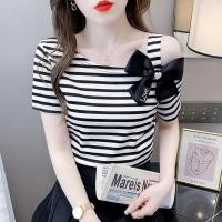 ราคา เสื้อเปิดไหล่แขนสั้นผู้หญิงเสื้อยืดลายลำลองทรงสลิมแฟชั่นสไตล์เกาหลีเสื้อยืดฤดูร้อน2023ใหม่ (18406297431)