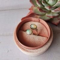 ราคา ps present Opal Moonstone Rings แหวน โอปอล มูนสโตน พลอยหลังเบี้ย ตัวเรือนเงินแท้ 925 (19758874196)