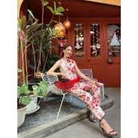 ราคา เซต 2 ชิ้น เสื้อแขนกุดคอจีนผ่าหน้าชายเสื้อแต่งขนมิ้งน่ารัก แมทกับกางเกงขายาว เนื้อผ้าทอลายดอกดิ้นทอง มีซับในพร้อมอัดกาวทั้งชุดใส่รับอั่งเปากันเลยจ้า สวยหรู ดูดี รวยๆ เฮงๆรับตรุษจีนนี้ งานรับประกันทั้ง