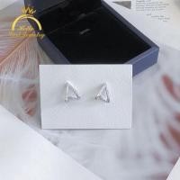 ราคา สวัสดีสาวเครื่องประดับสามเหลี่ยมเพชรต่างหูสตั๊ดไมโครชุดเพทายเงินแท้ต่างหูแฟชั่นเครื่องประดับสตรี (9443096571)