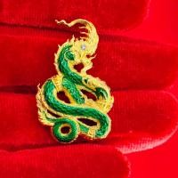 ราคา พญานาค รุ่น สยามนาคา หลวงปู่ศรีเทพอุดร วัดพืชนิมิต กว้าง 2 4 สูง 3 8 CM เนื้อชนวน ชุบทองลงยาเขียว (13595623969)