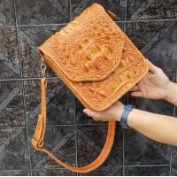 ราคา กระเป๋าสะพายข้างหนังจระเข้ โหนกและกระดูกหลัง พร้อมสายสะพาย หนังจระเข้ทั้งเส้น (17308276844)