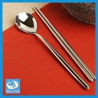ราคา ส่งไวจากไทย ช้อนเกาหลี ตะเกียบสแตนเลสปลอดสนิม ช้อนเกาหลี และตะเกียบสแตนเลส 4 คู่ ชุด Twin Fish (117704)