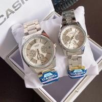 ราคา นาฬิกาผู้ชาย นาฬิกา ผู้หญิง นาฬิกาคู่รัก นาฬิกาข้อมือ คาสิโอ รุ่น A1892 สายนาฬิกา สแตนเลส หน้าปัดขนาด 40 และ 32 มม มี 4 แบบ แถมกล่องฟรี (15884863802)