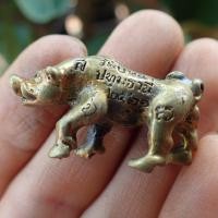 ราคา ลดทั้งร้าน พญาหมูเจ้าทรัพย์ รุ่นแรก หลวงพ่อโฉม วัดตำหนัก จ ปทุมธานี ปี2556 ตอกโค๊ต ฉ ใต้ท้อง เนื้อกะไหล่ทอง (19456565338)