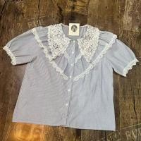 ราคา p104 เสื้อเชิ้ตคอปกแหลมใช้ ผ้าลูกไม้แขนสั้นยกไหล่ กระดุมหน้าดีเทลแต่งลูกไม้รอบขอบแขน กระดุมหน้า (21310279384)