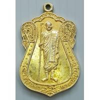 ราคา เหรียญ เจ้าคุณพระอริยมุนีถือไม้เท้า วัดเทวราชกุญชร กรุงเทพฯ ปี 2538 กะไหล่ทอง (17326453338)