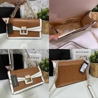 ราคา กระเป๋าเกรส Guess สะพายข้างได้ คล้องไหล่ได้ งานแท้ Outlet อุปกรณ์ ป้ายแบรนด์ ขนาด 10 5 นิ้ว มี 4 สี ชมพู ดำ เบจ น้ำตาล (21174091071)