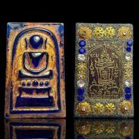 ราคา AD088 ส่งตรงปก พระสมเด็จวังหน้า พิมพ์ไกเซอร์ เนื้อแก้วสีน้ำเงิน ลงรักปิดทอง หลังแผ่นปั้ม พระอุรังคธาตุ รักษาโรคภัย รวยเงิน ผงแร่ เม็ดพลอย เม็ดทองแต่งลายดอกไม้ (21370391643)