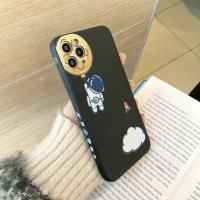 ราคา เคสไอโฟน13 ลายแถบข้างนักบินอวกาศ เคสขอบเหลี่ยมซิลิโคน Apple IPhone 13 12 Max mini 6s เคสไอโฟน8พลัส i Phone 6 plus เคสไอโฟน12 Pro เคสi13 เคสไอโฟน7พลัส XS เคสไอโฟนXR iPhone11 X 8 เคส7 Xr เคสi11 SE2 2020