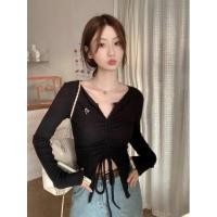 ราคา Kimi พร้อมส่ง เสื้อครอปแขนยาว ผ้าไหมพรม คอวี เข้ารูป ผ้านุ่มสวย เอวลอย เซ็กซี่เบาๆ สำหรับผู้หญิง (21080831712)
