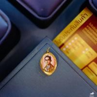 ราคา จี้พระใหญ่พระบาง รัชกาลที่ 5 กับ รัชกาลที่ 9 รูปไข่ ขนาดใหญ่ เลี่ยมทองแท้ กรอบทอง 90 มีใบรับประกัน MT09 004 38 (7689789140)