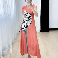 ราคา Issey Miyake 2023 สินค้ายุโรป Miyake อารมณ์ชุดเดรสทรงเข้ารูปฤดูร้อนรุ่นใหม่เอวบางคอวีดีไซน์หรูหราจับจีบพิมพ์ลาย (19875088054)