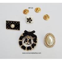 ราคา เซตเข็มกลัด เข็มกลัดเซต ชุด 4 ชิ้น เข็มกลัดเสื้อดำประดับโบว์ดำ, pinไข่มุกล้อมเพชร, เข็มกลัดดอกไม้สีขาว, pinกระเป๋า งานเกรด AA สวยงาม คุ้มราคา 4 pieces brooch collection set with flower, black jacket p